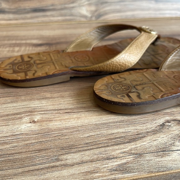 Tory Burch Leather Thong Thora Sandals Embossed Gold Hardware 7 - Picture 6 of 7